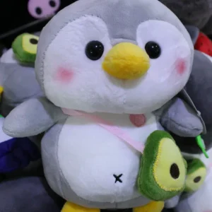 Peluche en forma de pingüinito con bolsita en forma de aguacate